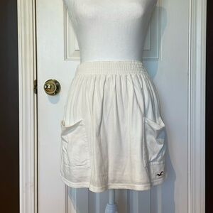 Hollister White Skirt With Elastic Waist & Pockets. Small